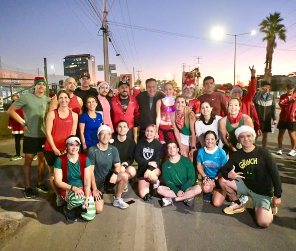HERMOSILLO, SONORA; 20 DE DICIEMBRE DEL 2025.-El Gobierno de Hermosillo celebra el Trote Navide&ntilde;o con Santa, fomentando la actividad f&iacute;sica y la convivencia familiar