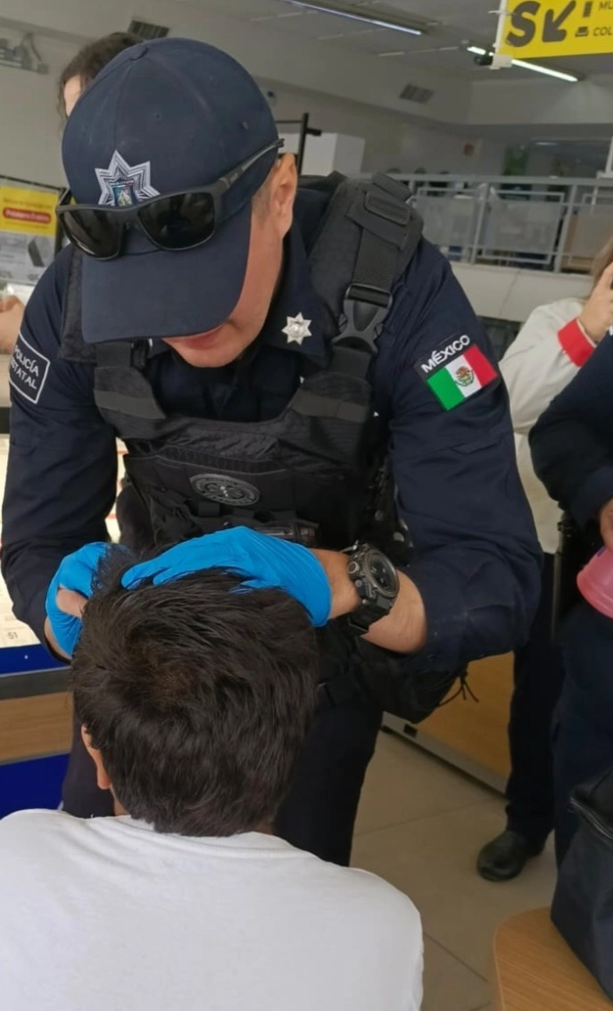 Hermosillo, Sonora 02 Julio 2026.-🚑👮&zwj;♂️ Param&eacute;dicos de la Polic&iacute;a Estatal brindan atenci&oacute;n oportuna a menor lesionado en Hermosillo.