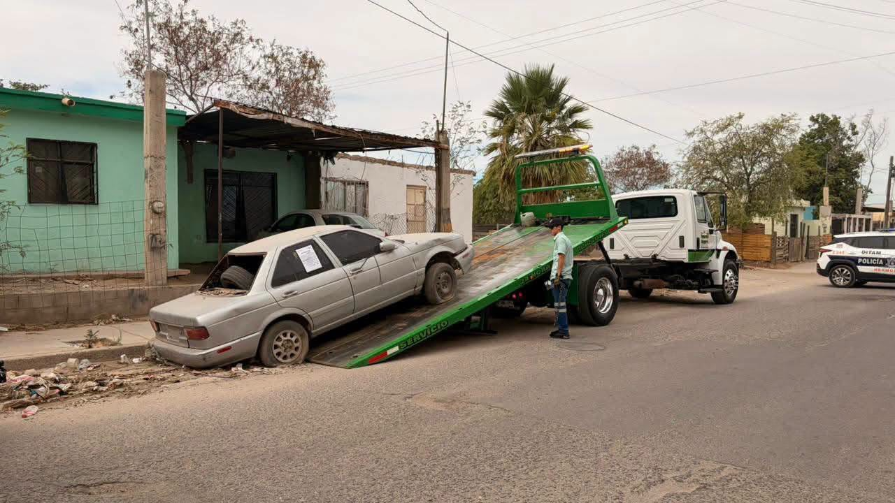 Hermosillo, Sonora 04 Julio 2026.-🚗🚧 Arranca en Hermosillo el retiro de veh&iacute;culos abandonados de la v&iacute;a p&uacute;blica.