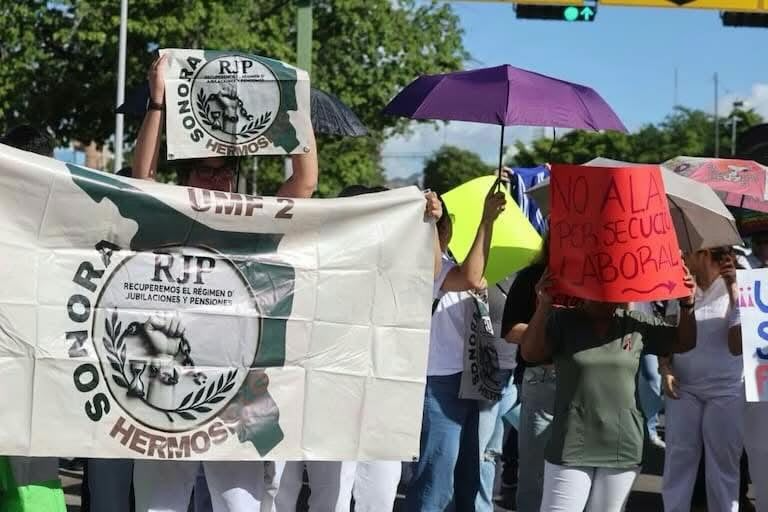 Hermosillo, Sonora 14 Octubre 2026.-🚨🚗 &iexcl;CAOS VIAL EN HERMOSILLO! TRABAJADORES DEL IMSS BLOQUEAN EL BULEVAR MORELOS