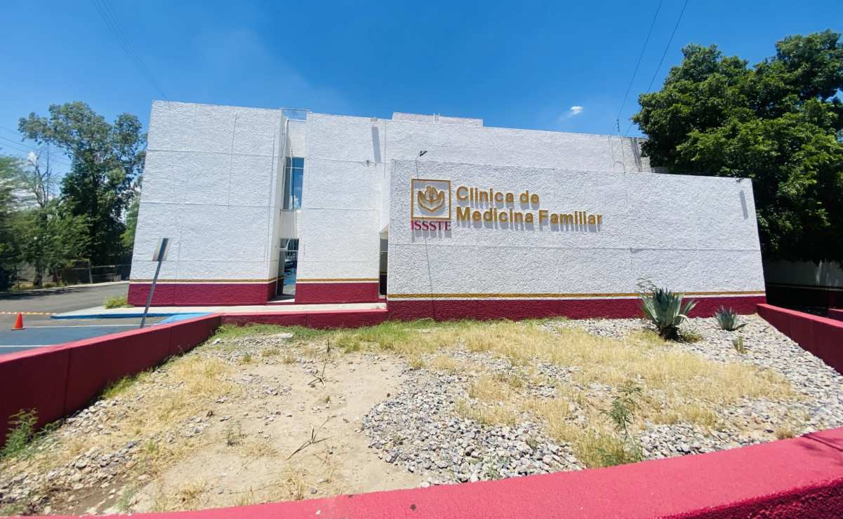 Hermosillo, Sonora 14 Julio 2026.- 🚨🏥 Derechohabientes del ISSSTE bloquean el bulevar Morelos para exigir atenci&oacute;n m&eacute;dica digna.