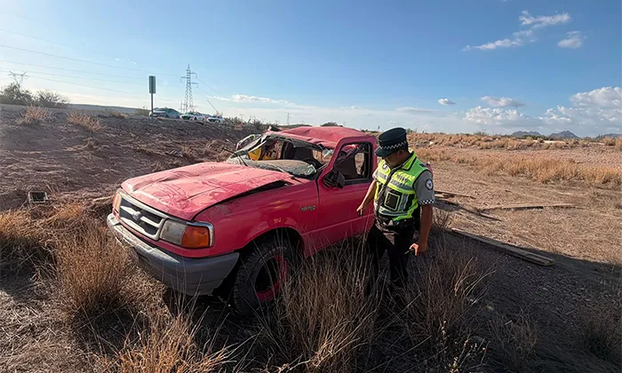 Hermosillo, Sonora 15 Julio 2026.-🚨🚑 Conductor resulta gravemente herido tras volcadura en la carretera Hermosillo&ndash;Guaymas.