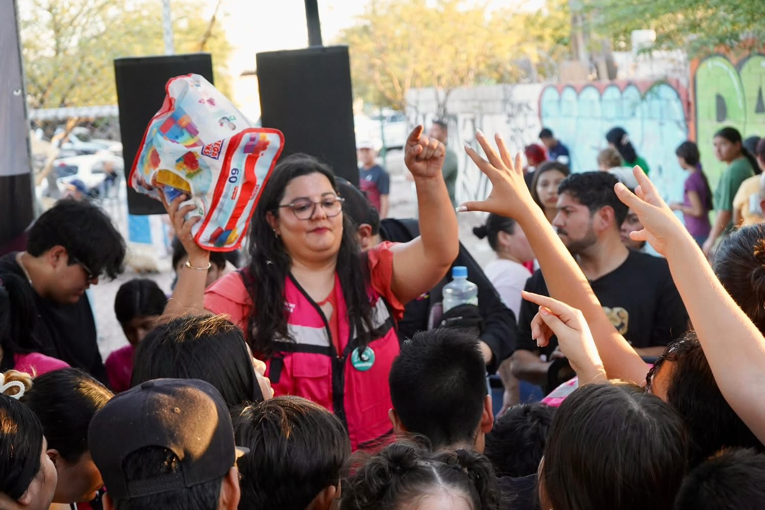 Hermosillo Sonora 20 junio 2026⚽💜 &iexcl;LLEVAN ALEGR&Iacute;A Y APOYOS A FAMILIAS DE HERMOSILLO! 🎉👨&zwj;👩&zwj;👧&zwj;👦