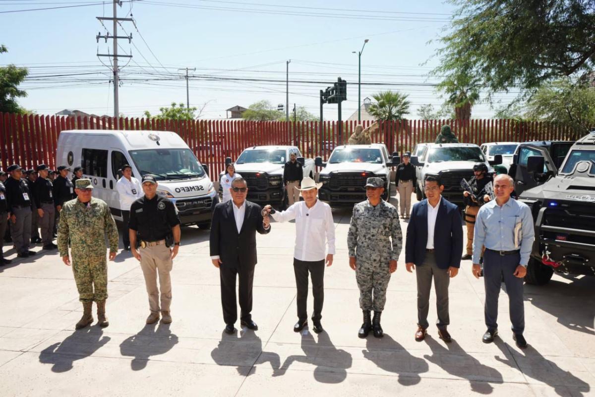 Hermosillo, Sonora; 3 de octubre de 2025.-Con entrega de equipamiento y est&iacute;mulos a personal de la Fiscal&iacute;a de Sonora, Gobernador Durazo reconoce resultados en reducci&oacute;n delictiva
