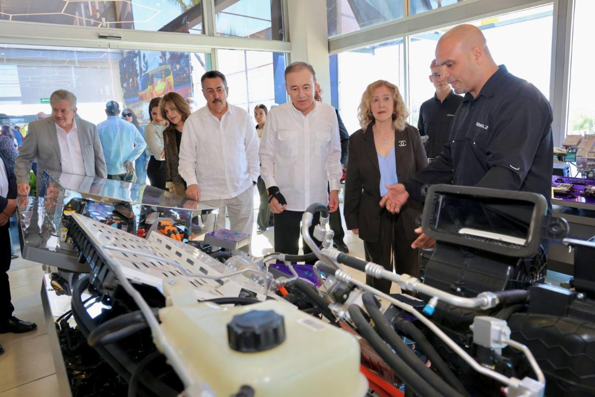   Hermosillo, Sonora; 26 de octubre de 2025.Gobernador Durazo coloca a Sonora en el mapa mundial de la electromovilidad con prototipo de veh&iacute;culo el&eacute;ctrico BMC